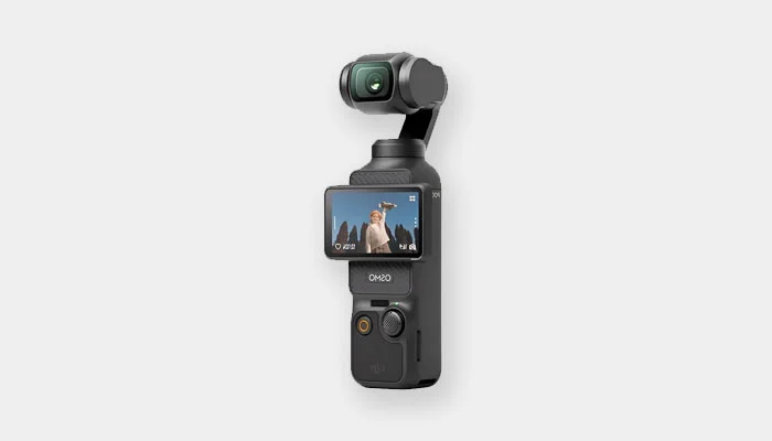 Close-up da DJI Osmo Pocket 3 com tela OLED e design compacto para vlogging
