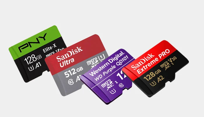 Vista aérea de diversos cartões microSD espalhados sobre uma superfície, destacando a variedade de opções para câmeras de segurança