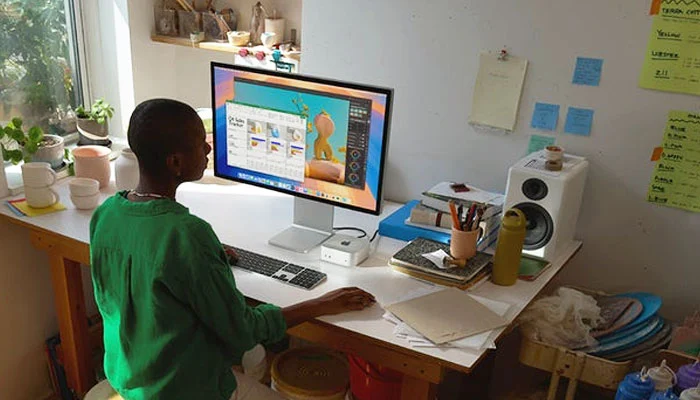 Mac Mini M4 conectado a três monitores para fluxo de trabalho multitarefa de fotografia