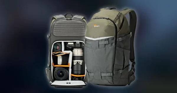 Fotógrafo com mochila para equipamento fotográfico Lowepro Flipside Trek em trilha ao ar livre
