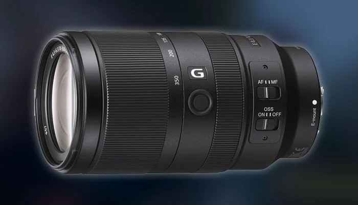 Lente Sony E 70-350mm f/4.5-6.3 G OSS montada em câmera Sony APS-C