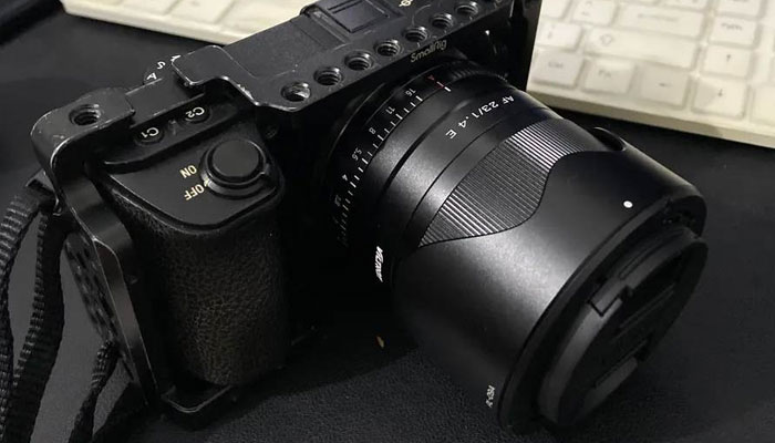 Lente Viltrox 23mm 1.4 montada em câmera APS-C com corpo em metal.