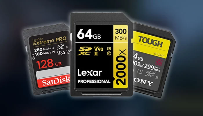 Fotógrafo inserindo o melhor cartão de memória para câmera Sony Alpha em um slot duplo.