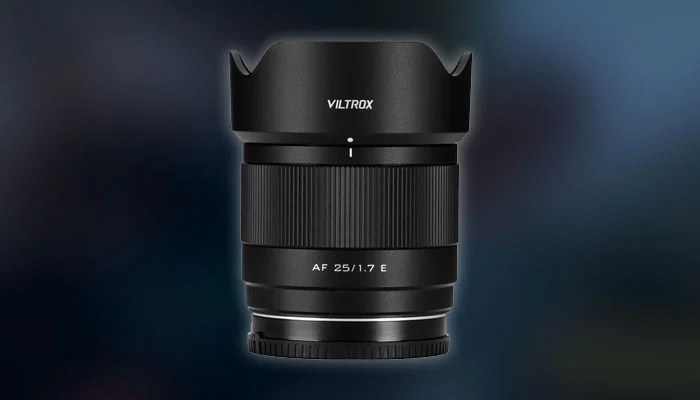 Lente Viltrox Af 25mm F/1.7 Air E Para Sony montada em câmera mirrorless APS-C preta.