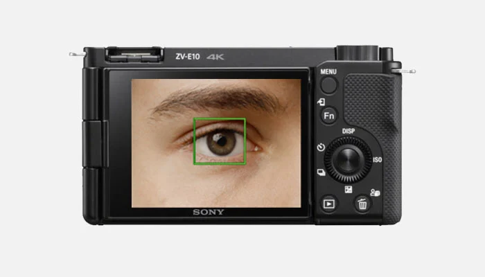 Tela LCD da Sony ZV-E10 demonstrando o sistema de autofoco Real-time Eye AF em funcionamento.