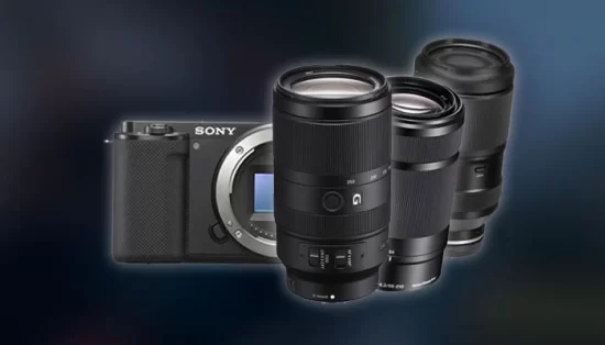 Sony ZV-E10 com lente teleobjetiva capturando ação de futebol em estadio, ideal para fotografia de esportes