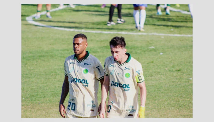 Comparativo de distância focal mostrando o alcance do zoom de 300mm em um jogo de futebol.