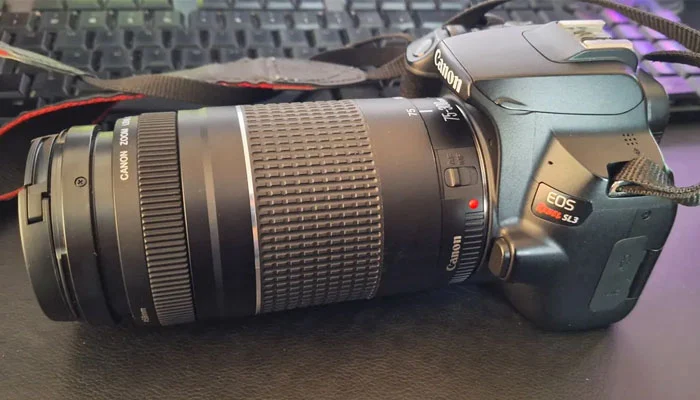 Detalhes da construção da lente Canon EF 75-300mm f/4-5.6 III montada em um corpo DSLR.