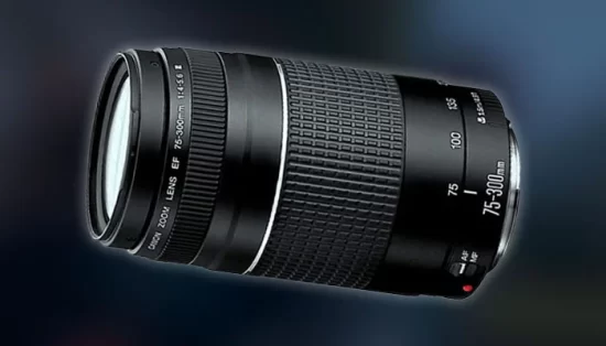 Lente telefoto Canon EF 75-300mm III em destaque para fotografia de esportes ao ar livre.