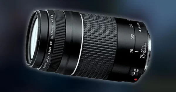 Lente telefoto Canon EF 75-300mm III em destaque para fotografia de esportes ao ar livre.