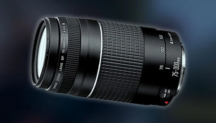 Lente telefoto Canon EF 75-300mm III em destaque para fotografia de esportes ao ar livre.