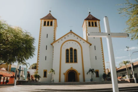 Fotografia panorâmica da Igreja Matriz de Nossa Senhora dos Remédios durante o pôr do sol em Piripiri, Piauí.