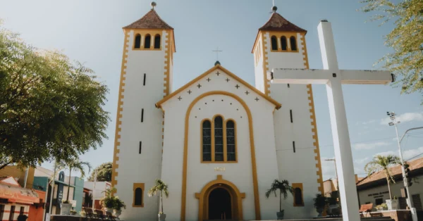 Fotografia panorâmica da Igreja Matriz de Nossa Senhora dos Remédios durante o pôr do sol em Piripiri, Piauí.