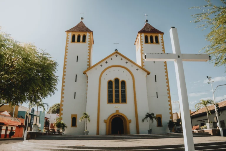 Fotografia panorâmica da Igreja Matriz de Nossa Senhora dos Remédios durante o pôr do sol em Piripiri, Piauí.