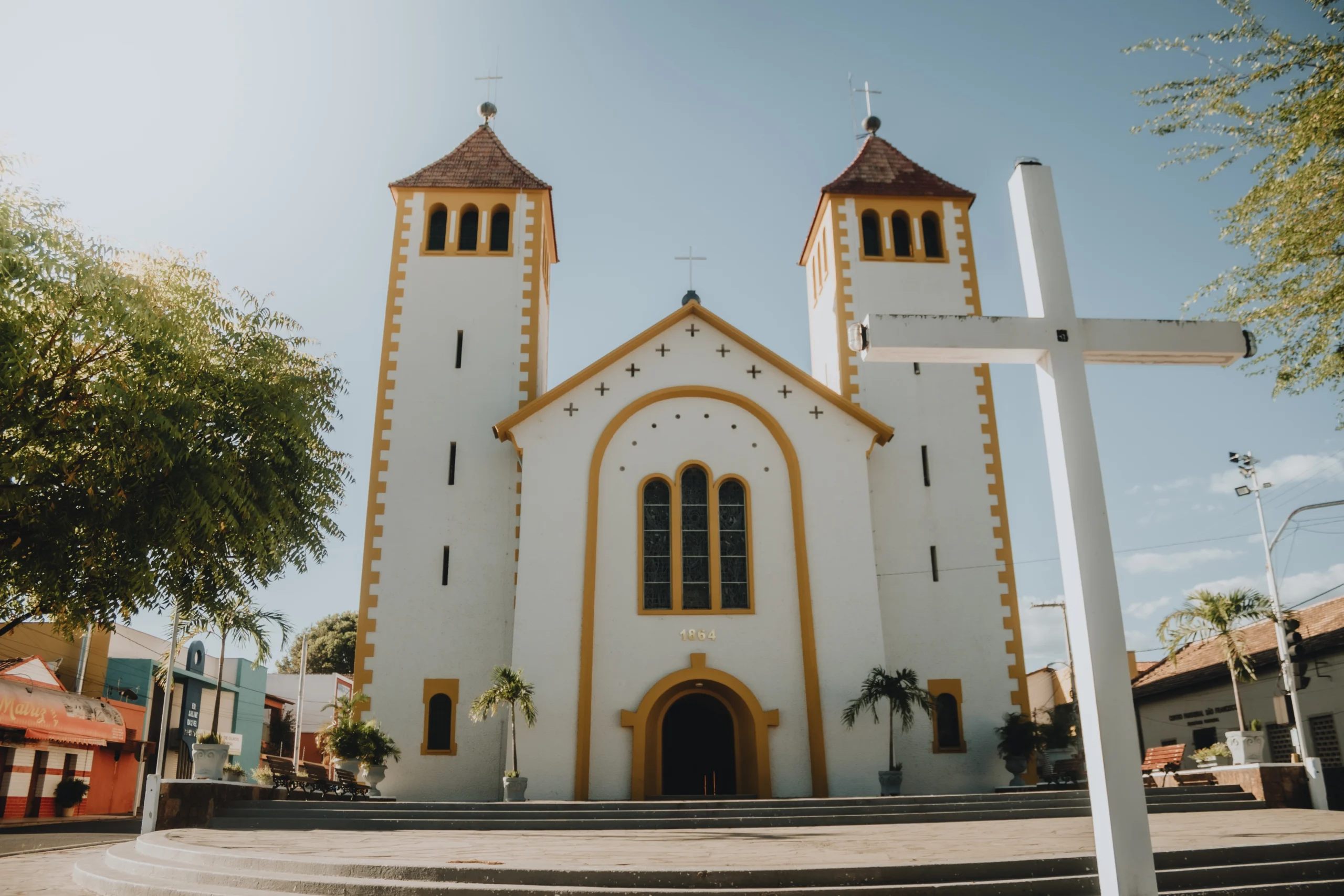 Fotografia panorâmica da Igreja Matriz de Nossa Senhora dos Remédios durante o pôr do sol em Piripiri, Piauí.
