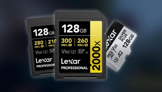 Mão inserindo um cartão Lexar Professional UHS-II no slot de uma câmera mirrorless para gravação de vídeo.