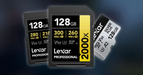 Mão inserindo um cartão Lexar Professional UHS-II no slot de uma câmera mirrorless para gravação de vídeo.