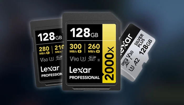 Mão inserindo um cartão Lexar Professional UHS-II no slot de uma câmera mirrorless para gravação de vídeo.