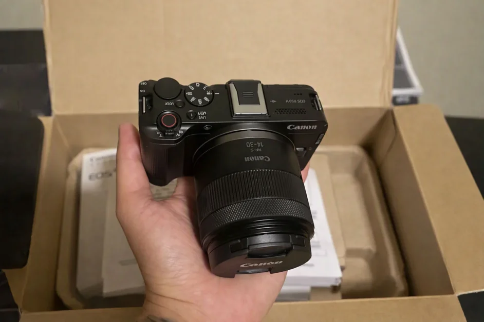 ainel traseiro e visor de toque da câmera mirrorless compacta