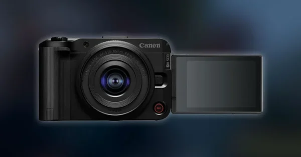 Câmera Canon EOS R50 V com tela articulada virada para frente em estúdio de gravação