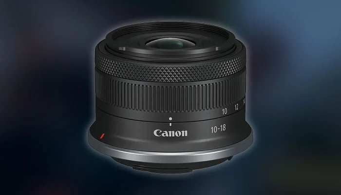 Lente ultra-wide Canon RF-S 10-18mm acoplada ao corpo da câmera para gravação de vlogs